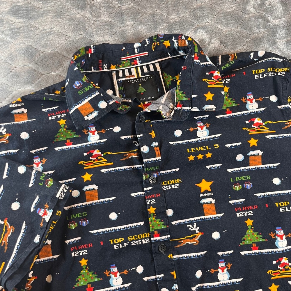 DENIM & FLOWER Mens Short Sleeve Button Up Navy Christmas Video Game Print L